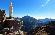 01 Alla bella bianca Madonnina del Pietra Quadra (2356 m)